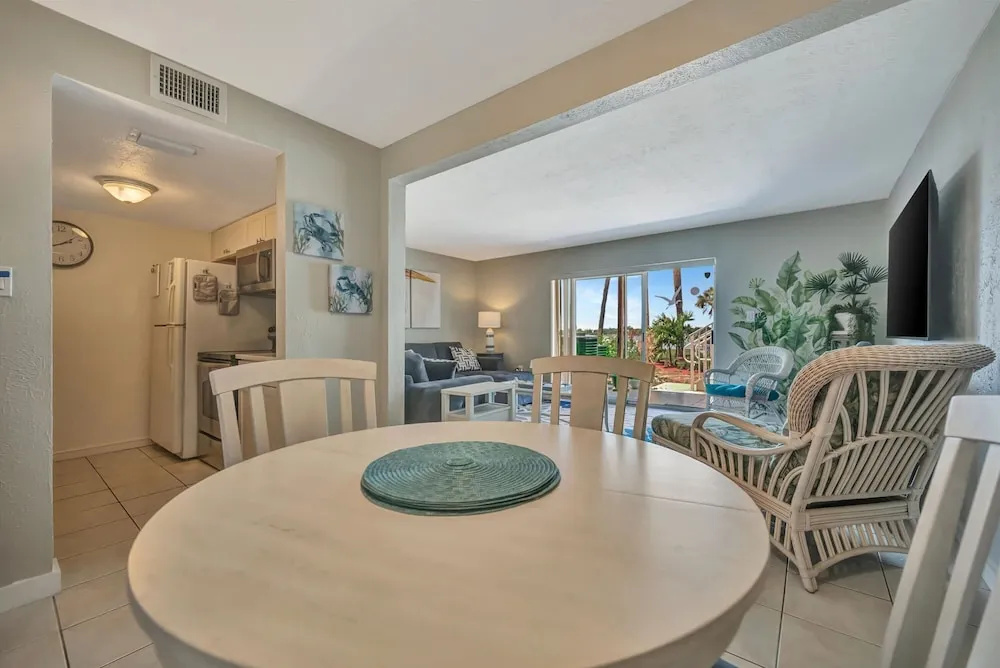 Relax Beachside Tropical Resort Amenities 1b1b
