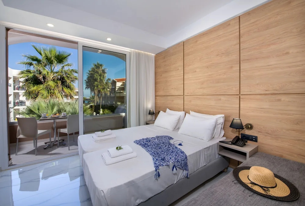 Superior room with pool view