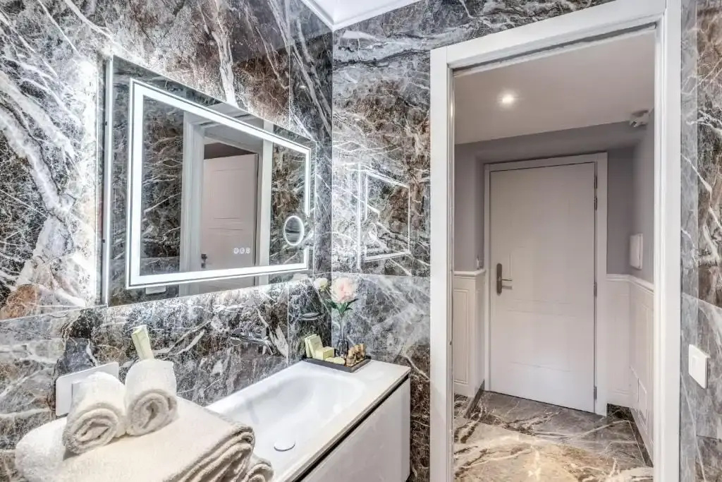 Double Suite with balcony (full double bed)