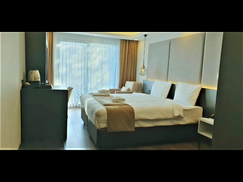 Deluxe room with partial sea view