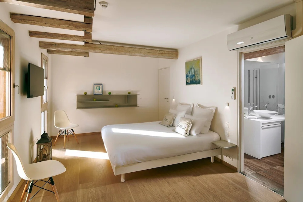 Superior Double room with balcony (full double bed)