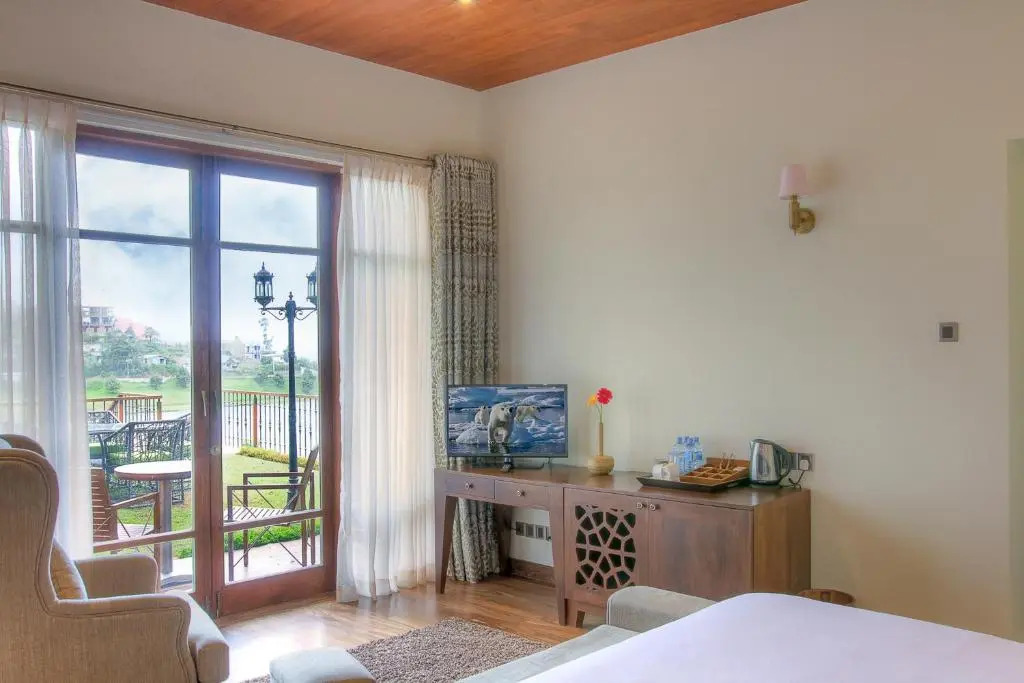 湖景豪華雙人套房，配有大床