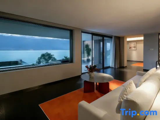 2 Bedrooms Standard Family room