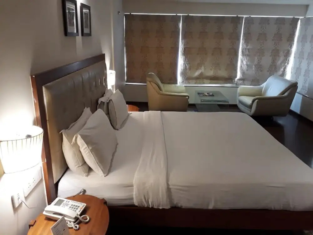 OYO Premium Thaltej Cross Road SG Highway