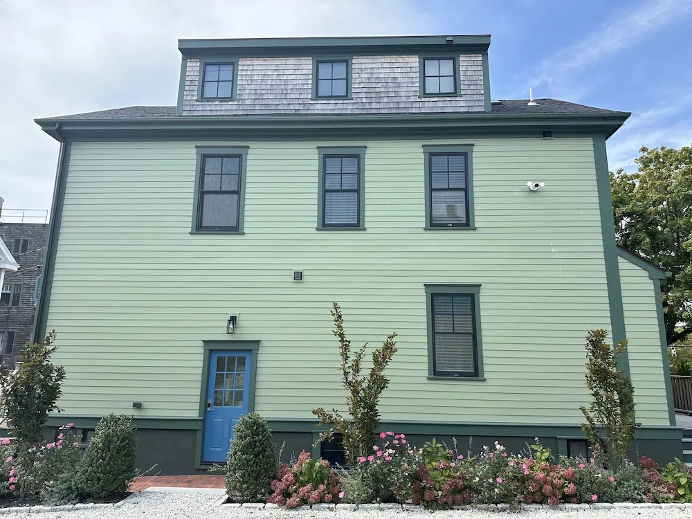 Downtown Newport Townhouse 2 Br/1.5 Bath/parking 2 Bedroom Apts