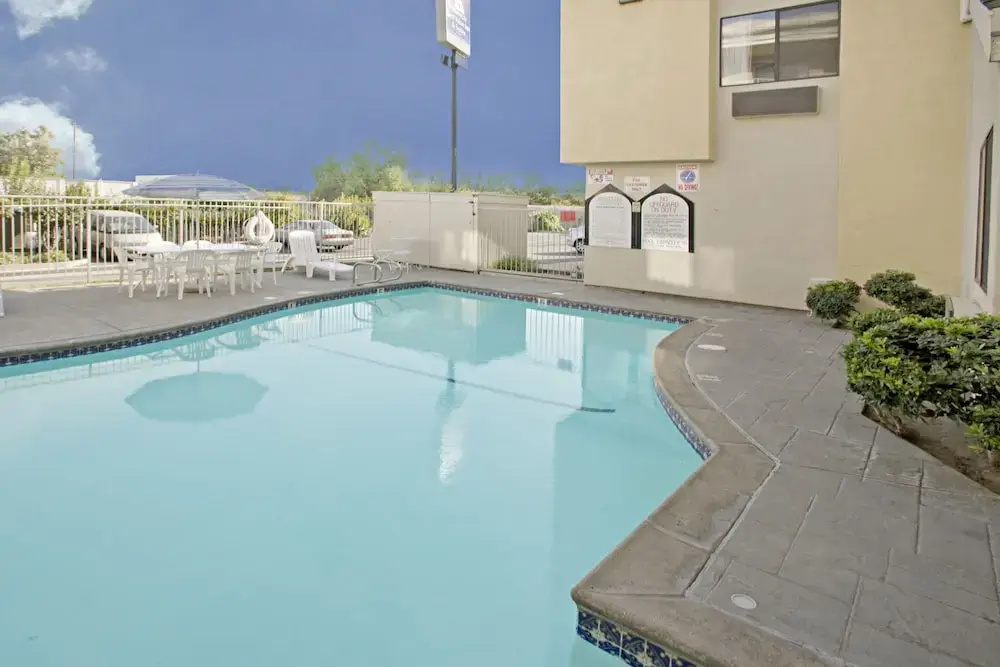Budget Inn and Suites - фото 16