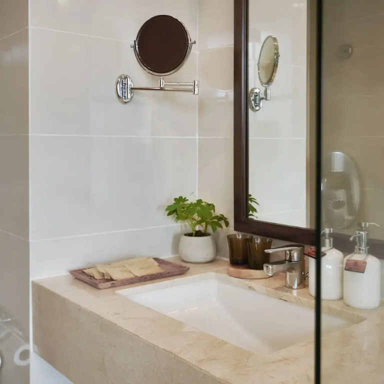 Premium Triple room with city view