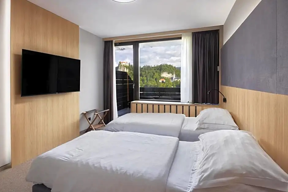 Double room with lake view (twin beds)