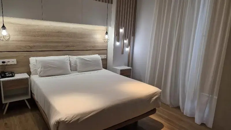 Deluxe Double room (full double bed)