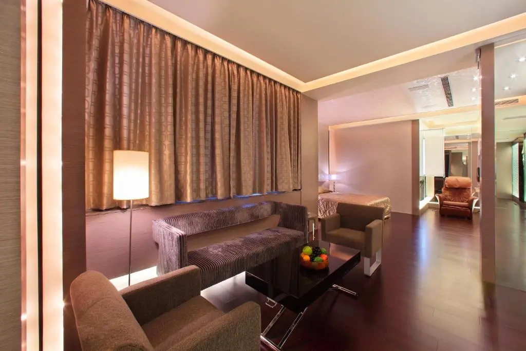 Deluxe Double room (full double bed)