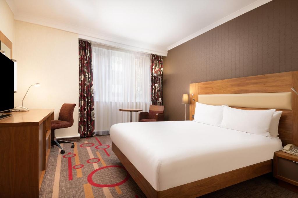 Hilton London Olympia - Tap to explore photos