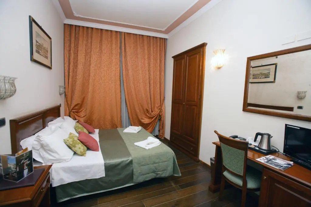 Double room (full double bed)