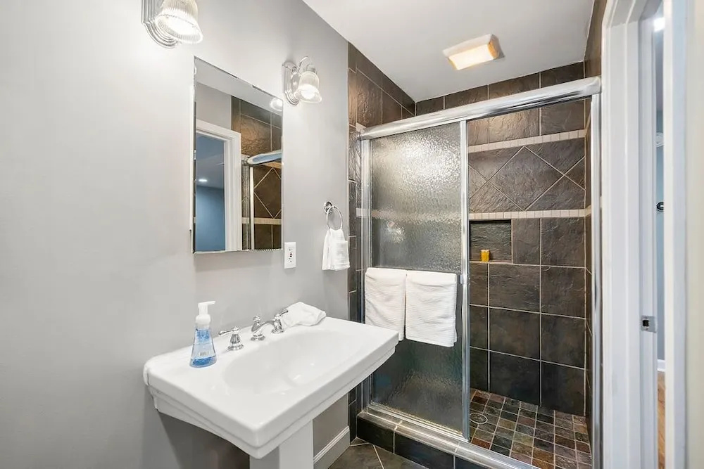 Beautiful and Quiet Newly Renovated 4 Bedroom Retreat - фото 8