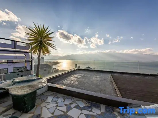 Dali glazed sea view resort hotel