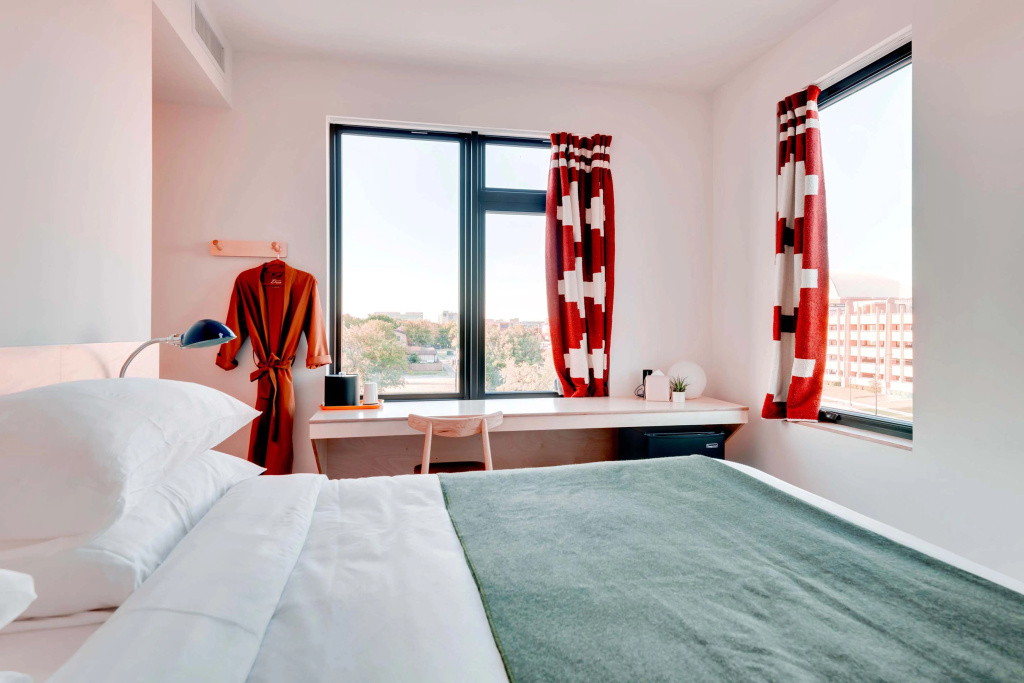Standard Double room with city view (full double bed)