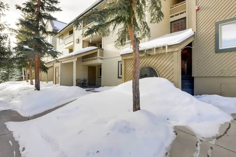 Chic & Cozy Breck Condo: Ski-in/ski-out at Peak 8!