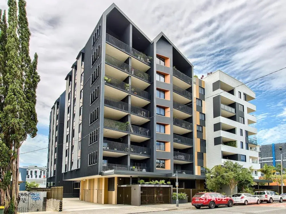 Spacious West End Apartment With Pool & BBQ Access