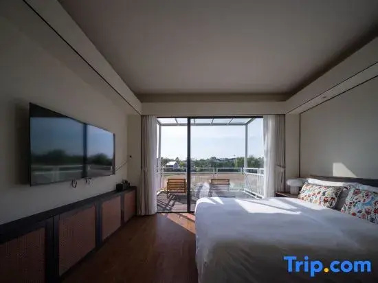 Standard Double room with lake view (full double bed)