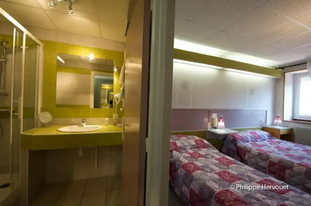 Hôtel-Restaurant La Crèche et sa piscine intérieure - Logis Hôtels - Chambres