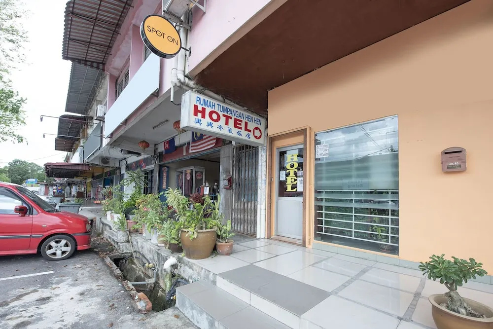 Spot On 90305 Hen Hen Hotel
