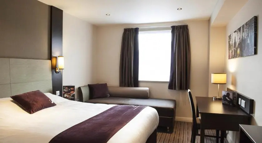 Premier Inn Heathrow M4/J4 — фото