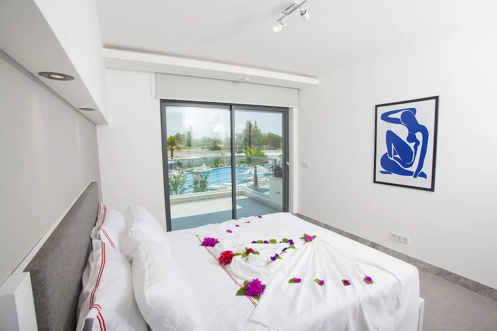 2 Bedrooms Standard Family room with view