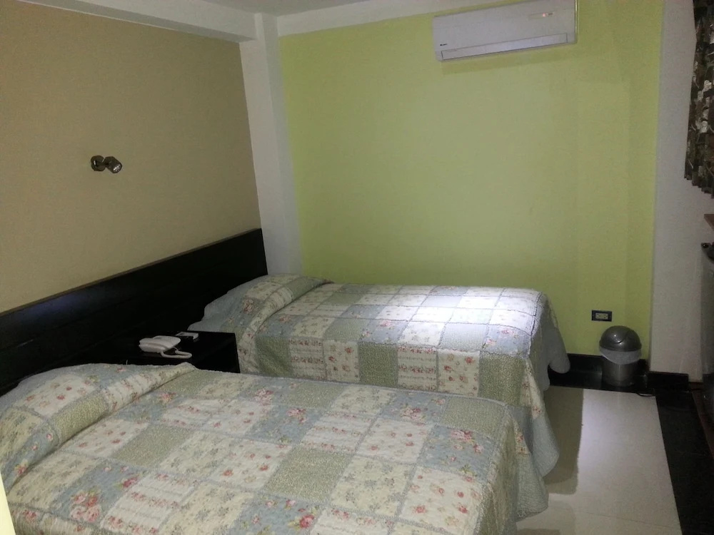 Ari's Hotel III - Général
