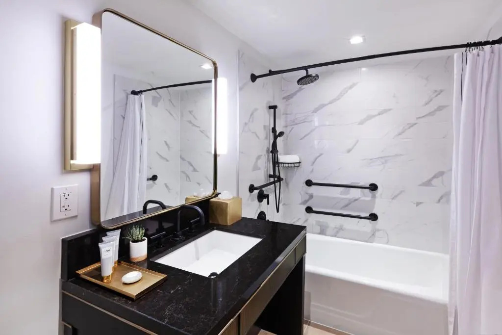 C. Baldwin, Curio Collection by Hilton - Chambres