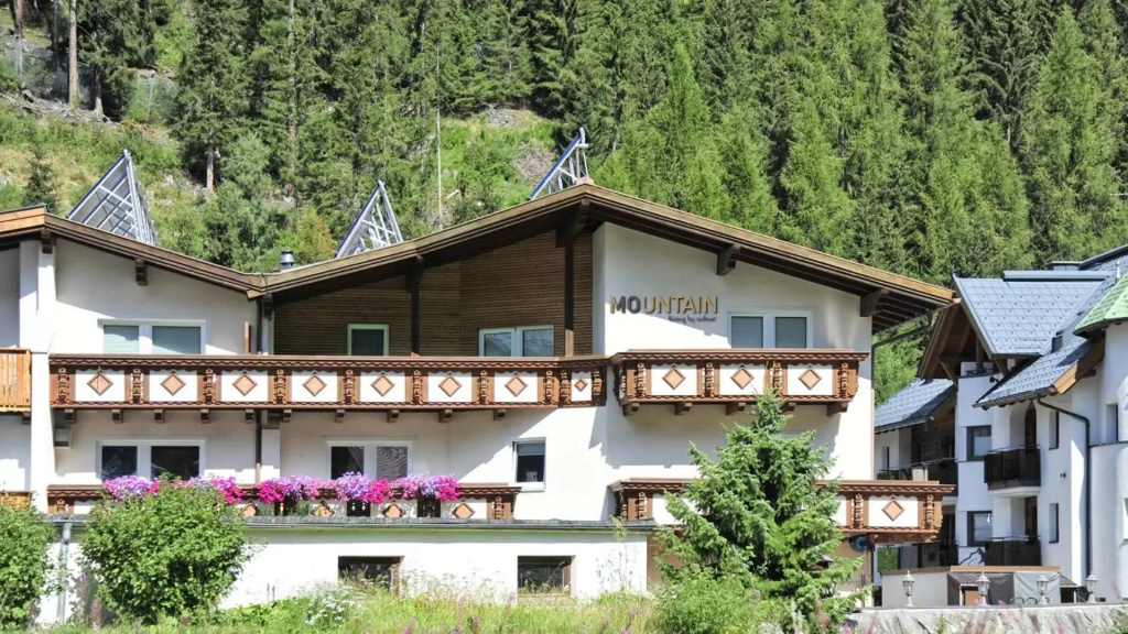 Mountain Apartments - living by Salner