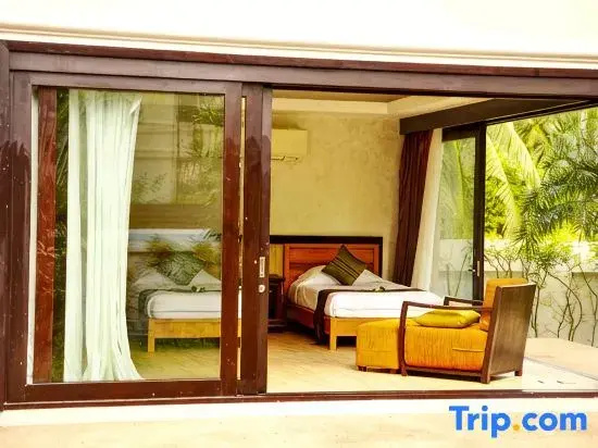 6 Bedrooms Villa