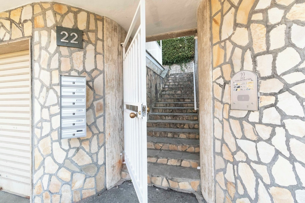 Guesthost - Charming Apt With Parking!