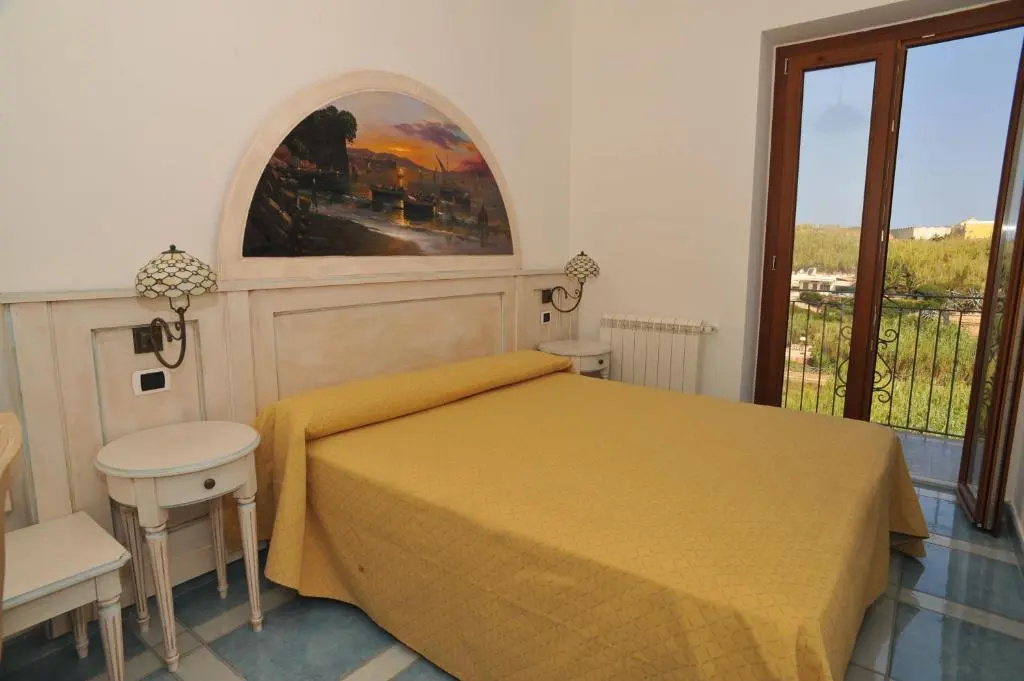 Standard Triple room with garden view