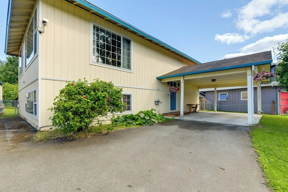 Shared Yard + Fire Pit: Airy Anchorage Apt!