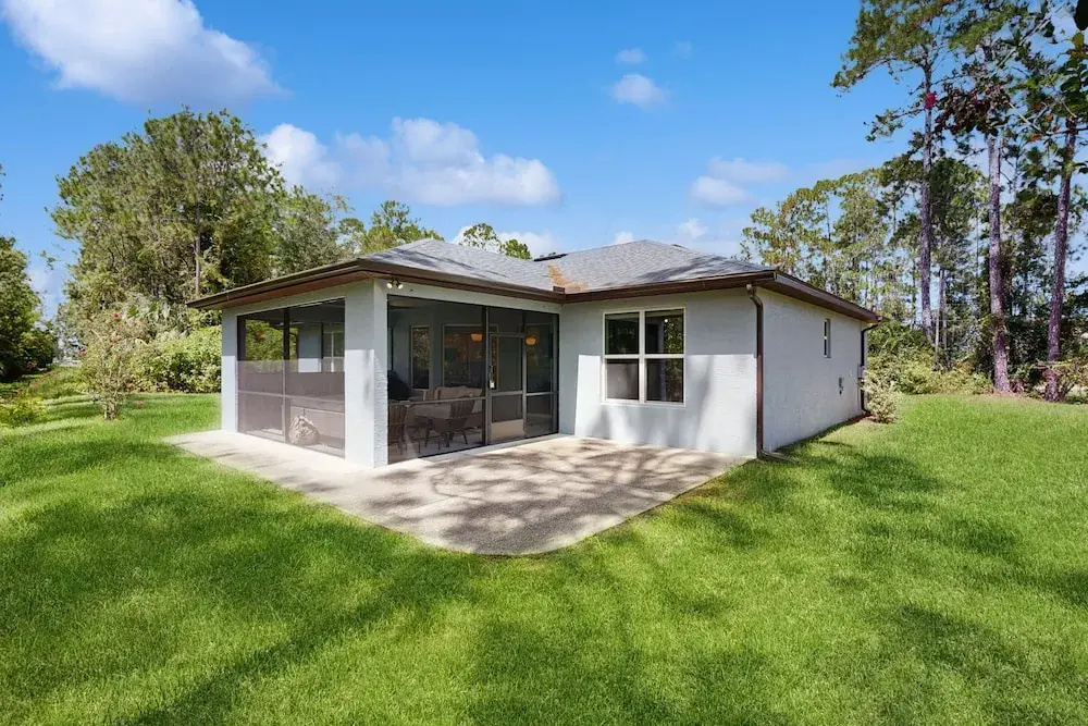 Spacious House With Private Covered Patio, Work Station, Full Kitchen and Grill