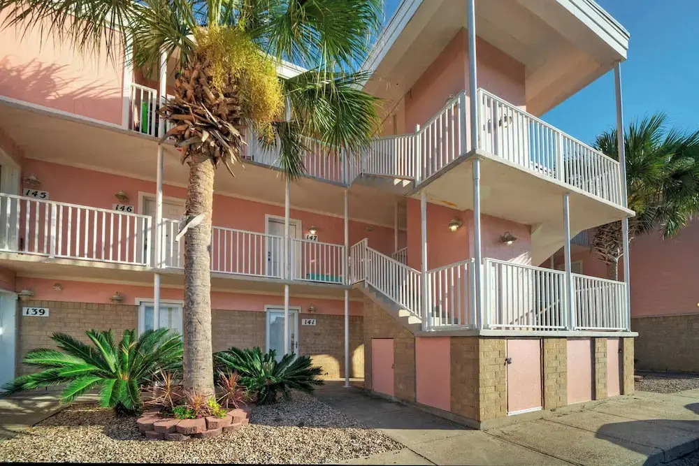 Beachfront Condo, Prvt Balcony w/ View, Pool Access Beach Happy by Avantstay