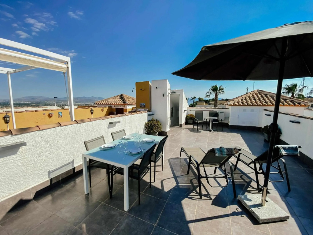 Stunning 2 bedroom apartment with Pool View