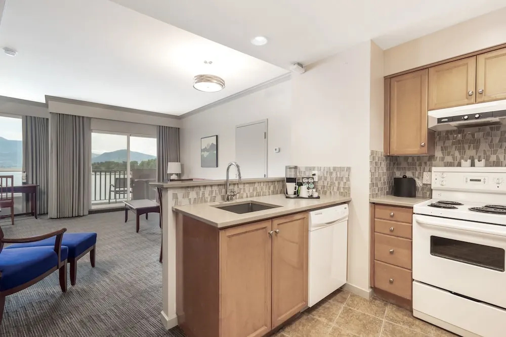 1 Bedroom Premium Suite with balcony and with lake view