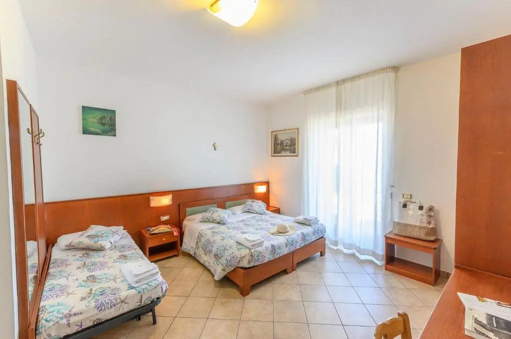 Standard Quadruple room with sea view