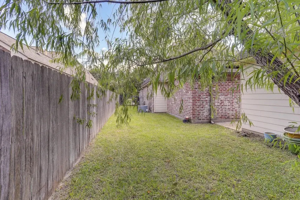 Easy Access to I-10: Family Home in Prairieville!