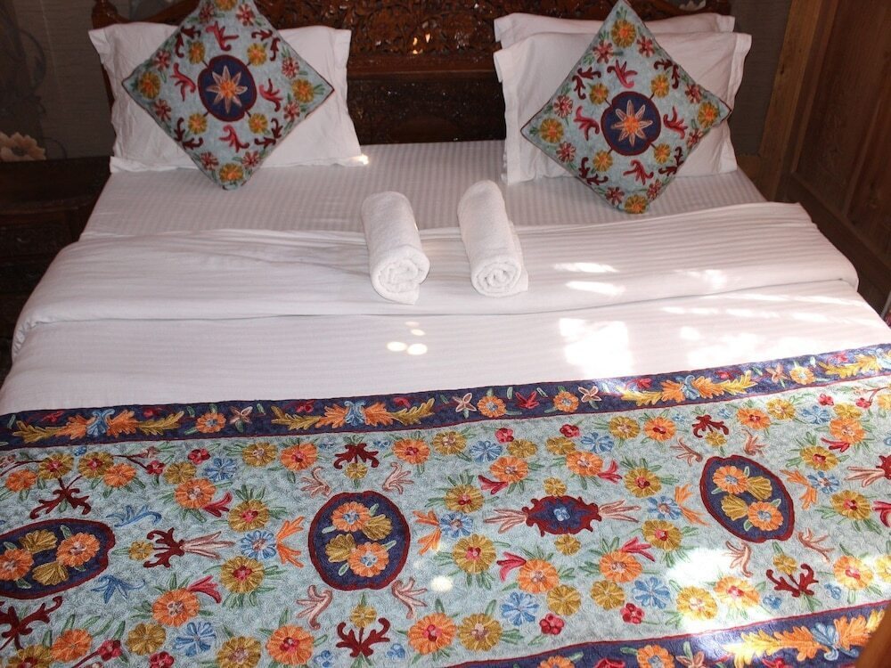 3 BHK Houseboat in Boulevard road, Srinagar, by GuestHouser (29FF)