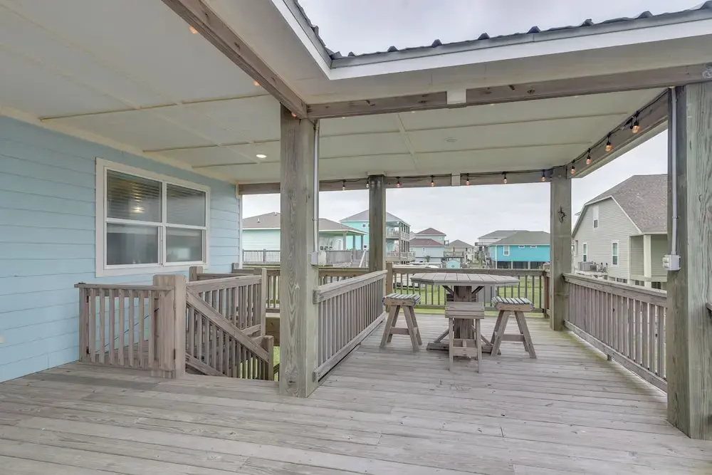 Luxe Crystal Beach Retreat w/ Views! Walk to Shore