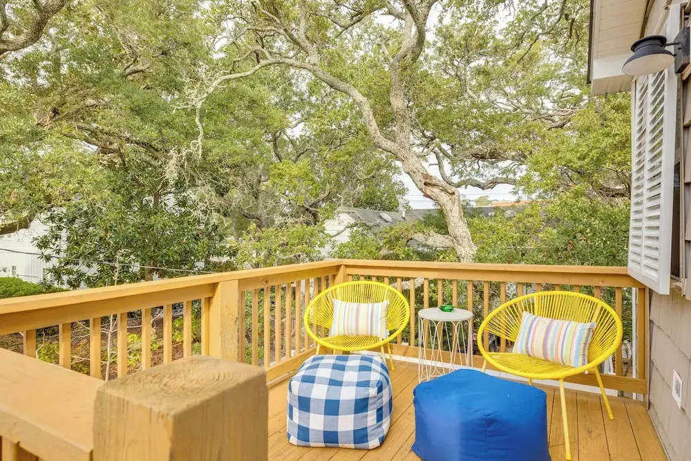 2 Mi to Atlantic Beach: Coastal Retreat w/ Deck