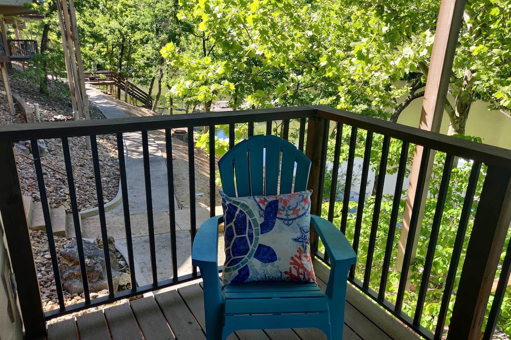 Lakefront Osage Beach Home w/ Community Pool!