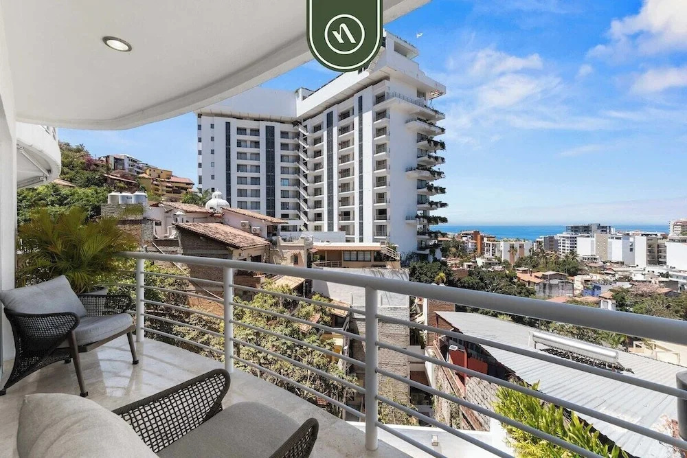 Stunning 2 BR Condo - Oceanview Terrace - Downtown