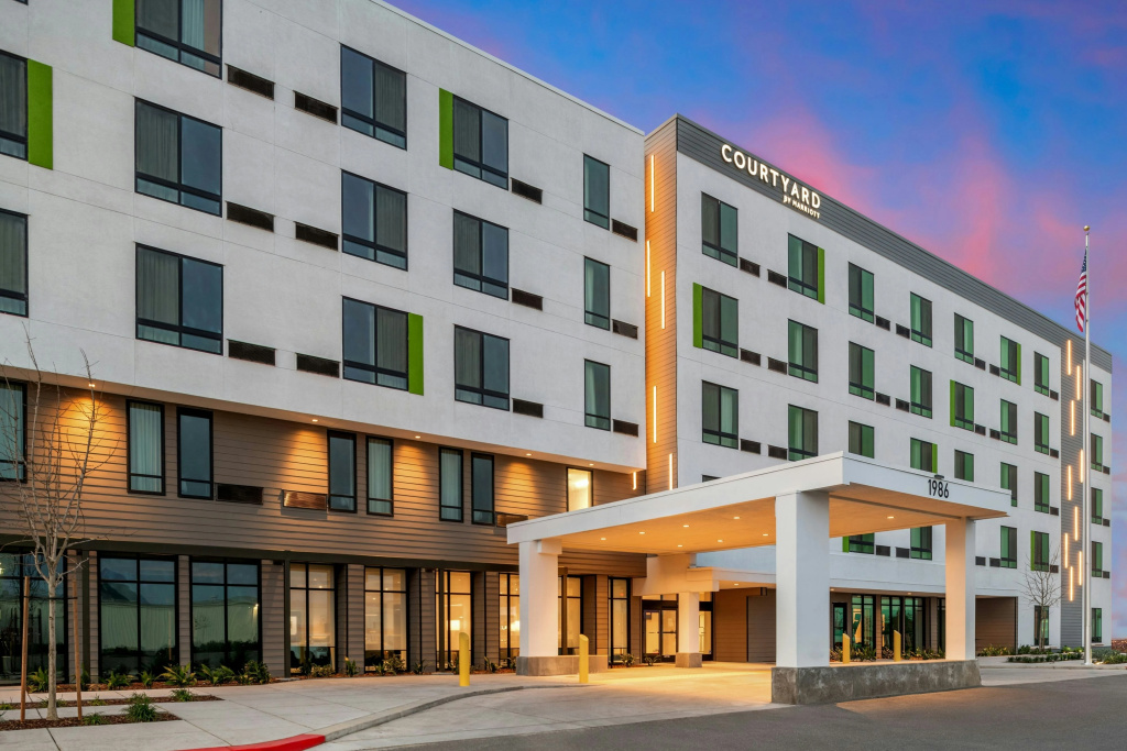 Courtyard By Marriott Woodland