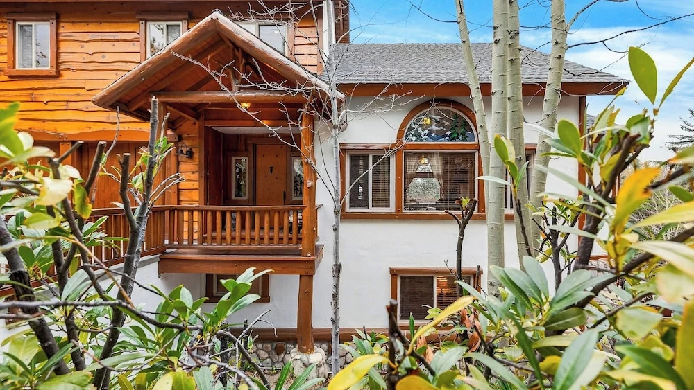 Pines & Stone by Avantstay Heated Pool + Hot Tub + Fire Pit + Fish Pond Mins to Lake + Village
