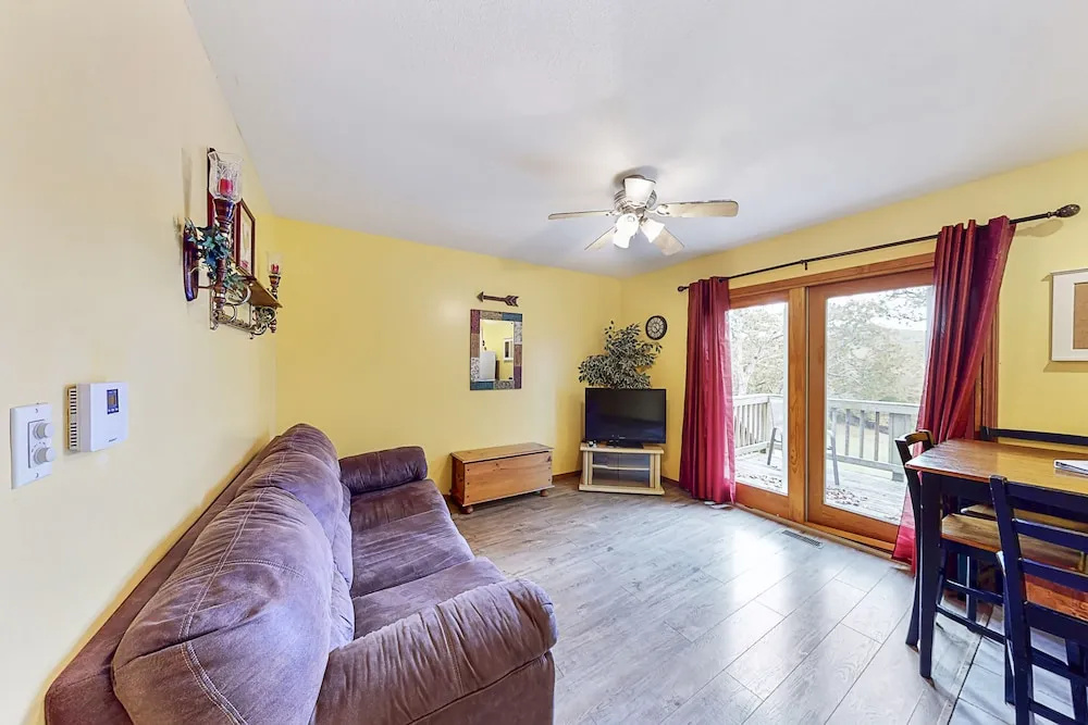 2 Bedrooms Standard Double room with balcony and with lake view (full double bed)