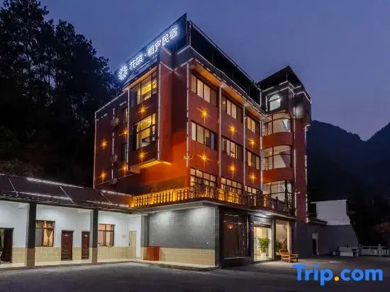 Floral Hotel · Xiangyi Hotel(Three Gorges Dam Scenic Area Branch)