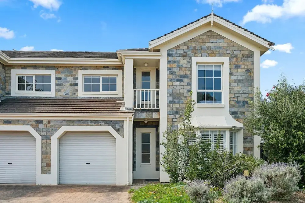Coastal Luxury: 3-bed Townhouse 150m From Beach