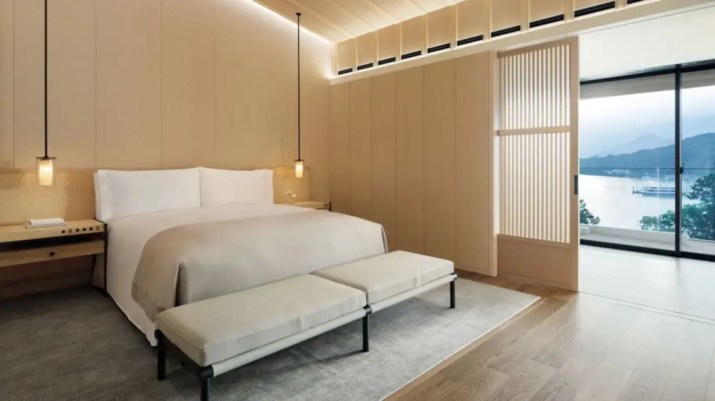 Double Suite with balcony and with lake view (full double bed)